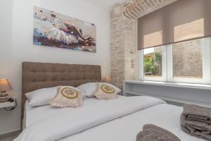 Posteľ alebo postele v izbe v ubytovaní Studios Kadena Trogir - 18th century stone house