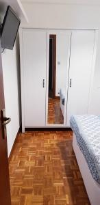 Postel nebo postele na pokoji v ubytování 3 Bedrooms SOHO Parking Included