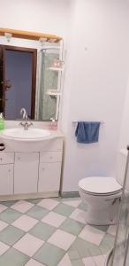y baño con lavabo, aseo y espejo. en 3 Bedrooms SOHO Parking Included, en San Sebastián