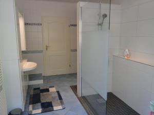 een badkamer met een douche en een wastafel bij L'Ours Vert in Baerenthal