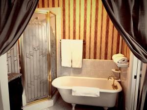 uma casa de banho com banheira e chuveiro em Churchill Manor em Napa