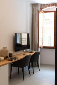 Televízia a/alebo spoločenská miestnosť v ubytovaní L'EMPORIO ROOMS