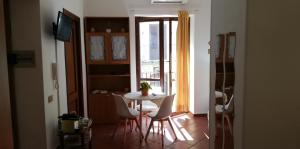 Marku's House في باليرمو: طاولة وكراسي في غرفة مع نافذة