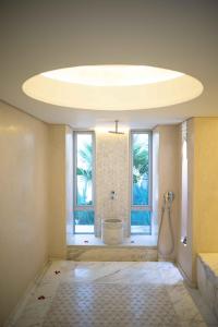 La grande salle de bains est pourvue d'une douche et d'une fenêtre. dans l'établissement Euphoriad, à Rabat