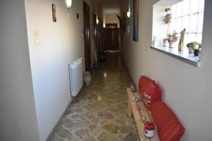 una camera con corridoio, divano e piano di Framamired a Palermo