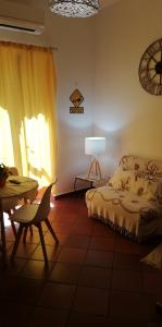 una camera con letto, tavolo e lampada di Marku's House a Palermo