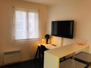 尼斯的住宿－Nice Promenade 1，客房设有书桌和壁挂式平面电视。