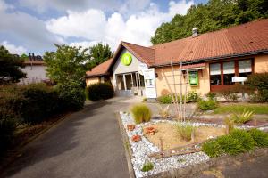 een huis met een oprit ervoor bij Campanile Dax - Saint-Paul-Les-Dax in Saint-Paul-lès-Dax