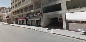 an empty street in front of a building at Apartamento Micro Centro para 4 con cochera in Bahía Blanca