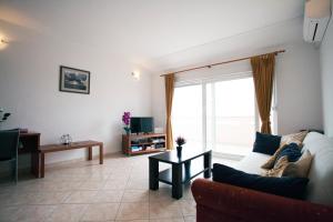 Televízia a/alebo spoločenská miestnosť v ubytovaní Penthouse Christina with Pool - Large Sunny Terrace - Seaview - 250m to Beach and Restaurants - Free Parking - Trogir and Ciovo - 15 minutes to airport