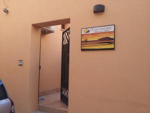 una puerta a un edificio con un cartel en la pared en I Tramonti Sul Mare, en Marsala