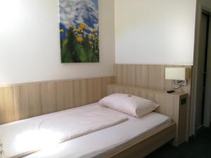 Ένα ή περισσότερα κρεβάτια σε δωμάτιο στο Hotel Lötschberg