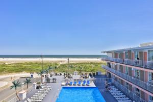 Bazén v ubytování Olympic Island Beach Resort nebo v jeho okolí