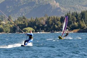 サン・カルロス・デ・バリローチェにあるCasa de campo con costa de lagoの二人は水の上でウィンドサーフィン