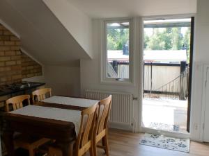 a dining room with a table and chairs and a window at Trollhättans Bed and Breakfast in Trollhättan