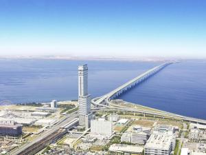 eine Luftansicht eines hohen Gebäudes neben einer Brücke in der Unterkunft Star Gate Hotel Kansai Airport in Izumi-Sano