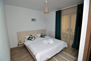 1 dormitorio con cama y ventana en Casa AQUARIUS, en Caciulata