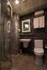 Ванна кімната в Avrasya Port Hotel