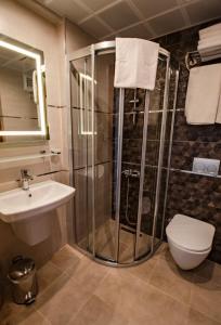 Ванна кімната в Avrasya Port Hotel