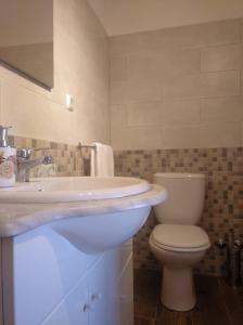 a bathroom with a sink and a toilet at Casa Vaz in Grândola