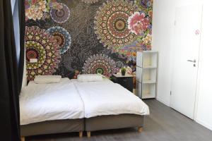 1 dormitorio con 1 cama y papel pintado con motivos florales en Pforzheim Ferienhaus, en Pforzheim