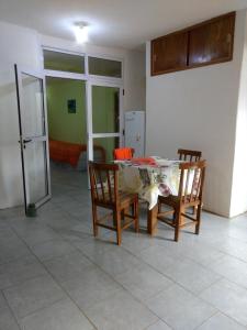 een eetkamer met een tafel en 2 stoelen bij El departamento de Romy in Puerto Iguazú