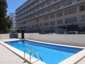 una piscina frente a un edificio en DIFFERENTFLATS Grd, en Salou