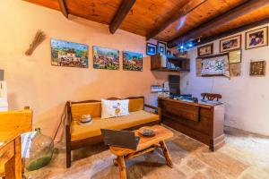 ein Zimmer mit Sofa und Schreibtisch mit Laptop in der Unterkunft Idili in Panormos