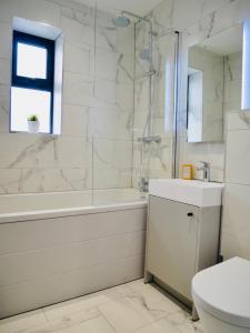 Koupelna v ubytování Beautiful Brand New Apartment near the BEACH + 10 fotografií