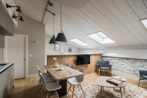 a kitchen and dining room with a table and chairs at RICE Eleven Rooms in Burgos