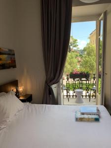 維洛納的住宿－Bue Nero Suites Verona，一间卧室配有一张床,享有庭院的景色