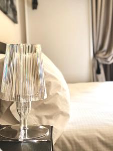 維洛納的住宿－Bue Nero Suites Verona，一张桌子上的银色灯,放在床边