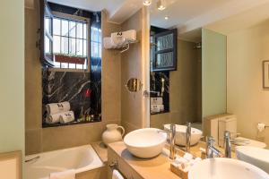 a bathroom with two sinks and a tub and a bath tub at Balcón de Córdoba in Córdoba