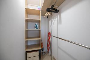 ワルシャワにあるApartament Goka Like Itのクローゼット(はしご、棚付)が備わる客室です。
