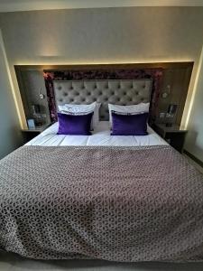 Postel nebo postele na pokoji v ubytování Seamill House Hotel