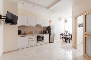 Kuchyňa alebo kuchynka v ubytovaní Siesta Arkadia Apartament