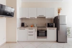 Kuchyňa alebo kuchynka v ubytovaní Siesta Arkadia Apartament