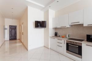 Kuchyňa alebo kuchynka v ubytovaní Siesta Arkadia Apartament