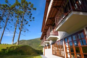 a building with a view of the mountains at Flor de Café Pousada in Pedra Menina
