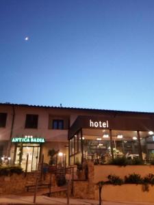 un edificio con la luna nel cielo di Holiday Rooms Antica Badia a Volterra