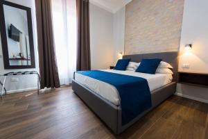 A bed or beds in a room at Rent Rooms Trastevere Még 10 kép