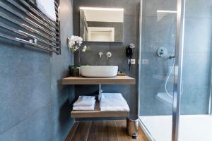 La salle de bains est pourvue d'un lavabo et d'une douche. dans l'établissement Rent Rooms Trastevere, à Rome