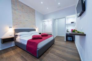 a bedroom with a large bed with a red blanket at Rent Rooms Trastevere in Rome