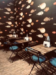 ein Restaurant mit Tischen und Stühlen und einer mit Meeresfrüchten bedeckten Wand in der Unterkunft Nautilus Boutique Townhouse in Sliema
