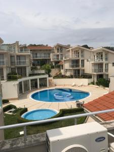mit Blick auf den Pool und einige Apartmentgebäude in der Unterkunft Big 3 Floor Villa With Pool And Beach in Byala