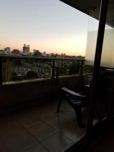 balcón con silla y vistas a la ciudad en Condominio del alto 3 en Rosario