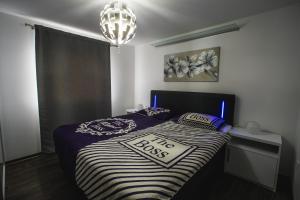 una camera da letto con un letto con due cuscini sopra di Apartment Ma&Ja with Hot Tub a Metlika Altre 37 foto