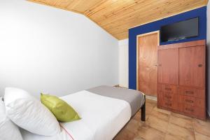 TV a/nebo společenská místnost v ubytování Hotel Casa Normandia