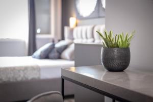 una sala de estar con una mesa con una planta en Ionian City, en Corfú