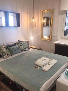 1 cama grande con 2 toallas encima en EVE Malagueta, en Málaga